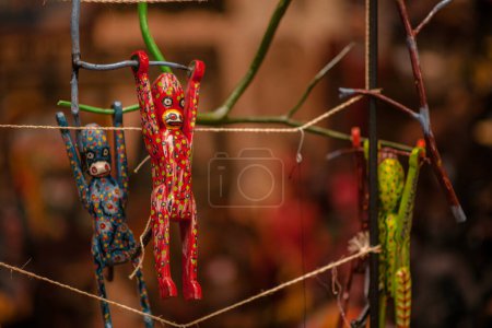 Téléchargez les photos : Singes sculptés dans le bois, fabriqués par des Mayas à Antigua Guatemala. - en image libre de droit