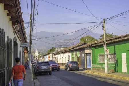Foto de Paisaje urbano en la calle principal de la ciudad de Izalco con el volcán Izalco al fondo - Imagen libre de derechos