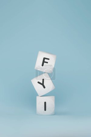 Foto de Baldosas de mármol con abreviatura FYI apiladas en fondo azul, representación 3d. Cubos de letras con maqueta con signo de negocio corporativo - Imagen libre de derechos