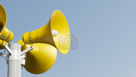 Lautsprecher für Lautsprecherdurchsagen auf einem Pfosten, 3D-Darstellung. Outdoor-Benachrichtigungs-Megaphone für Durchsage oder Luftangriff-Alarm, gelber und blauer Hintergrund