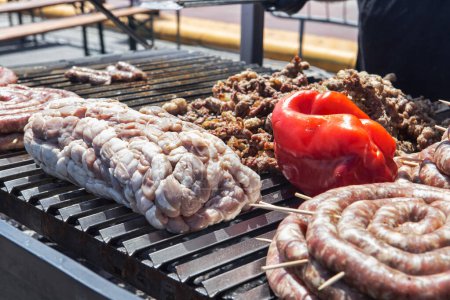 Téléchargez les photos : Street food avec barbecue énorme avec de nombreuses coupes de différentes viandes de tradition italienne et sicilienne cuites sur le gril. - en image libre de droit