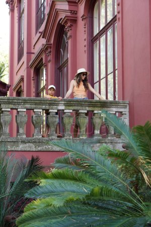 Téléchargez les photos : Mère et fils dans le jardin botanique, sur balcon terrasse - en image libre de droit