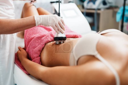 Téléchargez les photos : Cavitation RF traitement du corps et de la médecine contemporaine pour l'amélioration de la santé beauté et l'élimination des graisses et de la cellulite - en image libre de droit