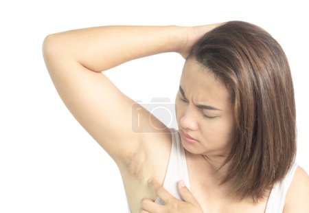 Femme problème aisselle noire sur fond blanc pour les soins de la peau et concept de beauté, foyer sélectif