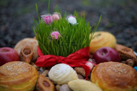 Novruz Tischdekoration, Weizengras, aserbaidschanisches Nationalgebäck pakhlava, Neujahrsring Feier, Erwachen der Natur