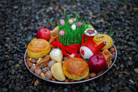 Novruz décoration de table, herbe de blé, pâtisserie nationale azerbaïdjanaise pakhlava, célébration du Nouvel An, réveil de la nature
