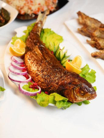 Comida tradicional azerbaiyana "Balig Levengi", una especie de plato preparado con pescado, mezcla de cebolla de nuez en el interior