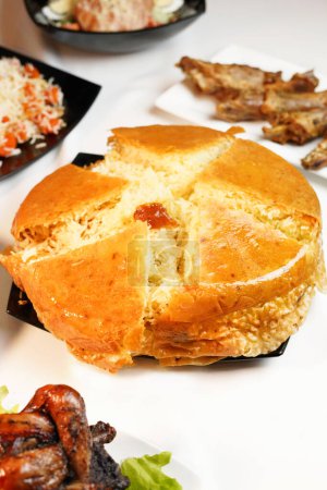 Aserbaidschanisches Essen. Shah Plov im Teller auf weiß. Pilaf aus Aserbaidschan, Fleisch und Trockenfrüchte wie getrocknete schwarze Pflaumen, Aprikosen, Kastanien und Rosinen.
