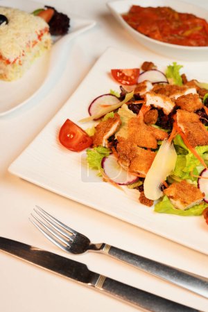 Foto de Ensalada griega con pollo a la plancha. Filete de pollo asado y verduras - Imagen libre de derechos