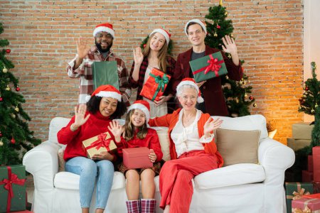 Téléchargez les photos : Heureux famille avec coffrets cadeaux de Noël - en image libre de droit