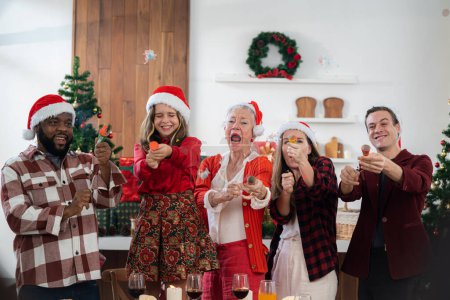 Téléchargez les photos : Bonne année, famille excitée se félicitant les uns les autres avec Noël ou nouvelle année - en image libre de droit