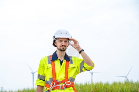 Téléchargez les photos : Ingénieur de l'énergie travaillent avec des éoliennes, Green eco production d'énergie éolienne concept d'énergie durable. - en image libre de droit
