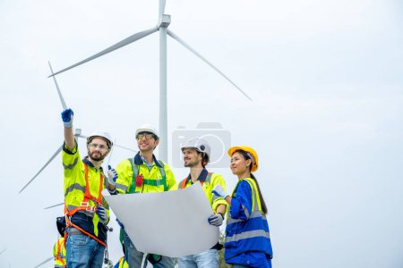 Téléchargez les photos : Technicien Ingénieur en uniforme vérifient le parc d'éoliennes, la centrale, l'énergie propre et l'environnement. - en image libre de droit