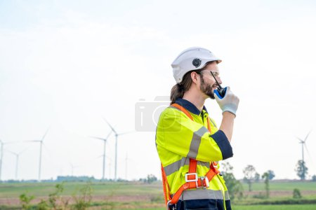Téléchargez les photos : Ingénieur vérifiant le contrôle de l'énergie électrique au parc éolien, Génération d'électricité énergie propre. - en image libre de droit