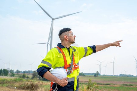 Téléchargez les photos : Ingénieurs vérifiant les éoliennes, Technologies des énergies renouvelables et durabilité, Energies alternatives pour l'avenir. - en image libre de droit