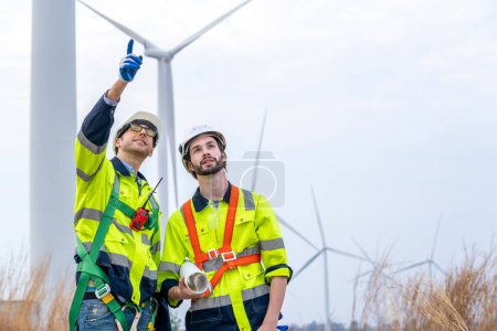 Téléchargez les photos : Ingénieurs vérifiant les éoliennes, Technologies des énergies renouvelables et durabilité, Energies alternatives pour l'avenir. - en image libre de droit