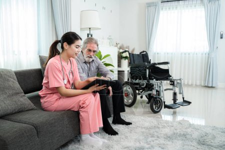 Foto de Enfermero y hombre mayor usando una tableta digital en un hogar de ancianos, servicios para personas mayores y concepto de cuidado geriátrico. - Imagen libre de derechos