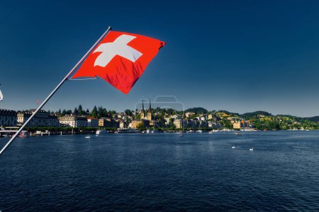 Foto de Bandera Suiza frente al Lago de Lucerna - Imagen libre de derechos