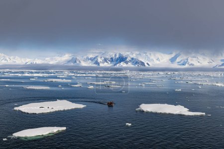 Foto de Más Expedición Sur al Sonido George VI en la Antártida - Imagen libre de derechos