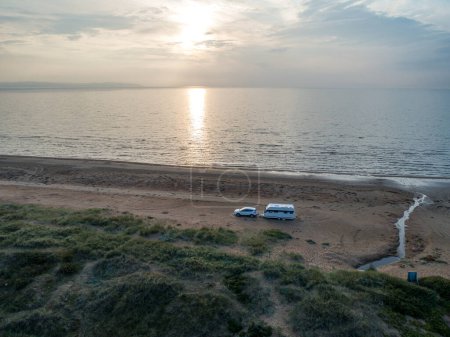 Foto de Caravana Campig Puesta de sol hermoso paisaje playa dunas de arena cerca de Melbystrand Laholm Suecia costa al aire libre Estilo de vida. - Imagen libre de derechos