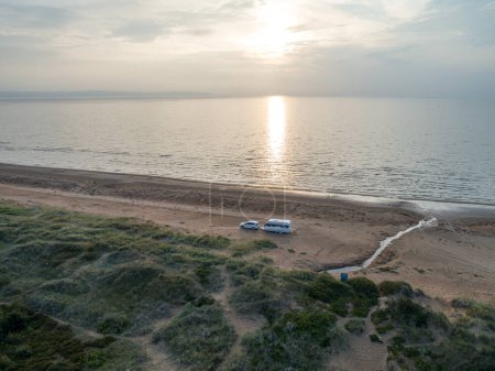 Foto de Caravana Campig Puesta de sol hermoso paisaje playa dunas de arena cerca de Melbystrand Laholm Suecia costa al aire libre Estilo de vida. - Imagen libre de derechos