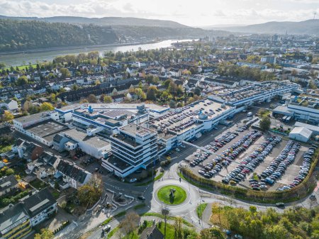 Foto de Koblenz Alemania 02.11.2022 Vista aérea de la sede y fábrica de Stabilus en Koblenz. También puede ver edificios de fábrica. - Imagen libre de derechos