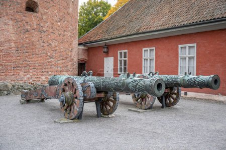 Téléchargez les photos : Vue du célèbre canon suédois du 16ème siècle au château Gripsholm situé à Mariefred Sodermanland Suède. - en image libre de droit