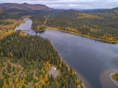Téléchargez les photos : Vue aérienne d'une caravane de camping près d'une rivière se jetant dans le lac Gautstraesk et surplombant le paysage automnal le long du parc national Ammarnas en Laponie Suède - en image libre de droit