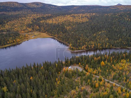 Téléchargez les photos : Vue aérienne d'une caravane de camping près d'une rivière se jetant dans le lac Gautstraesk et surplombant le paysage automnal le long du parc national Ammarnas en Laponie Suède - en image libre de droit