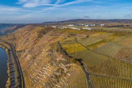 Foto de Vista aérea Famosa región vinícola alemana Mosela Río Lay y Guels pueblo Otoño Colores de otoño. - Imagen libre de derechos