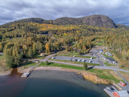 Téléchargez les photos : Vue sur la montagne et la mer au camping skuleberget caravane camping à Hoga Kusten Suède. - en image libre de droit