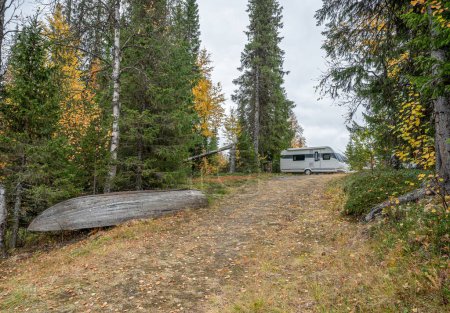 Foto de Caravana de camping cerca del río que fluye al lago Gautstraesk y rodea el paisaje otoñal a lo largo del Parque Nacional Ammarnas en Laponia Suecia - Imagen libre de derechos