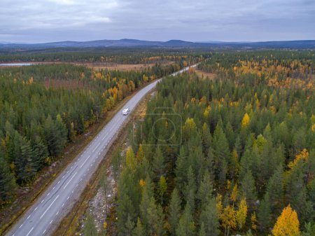 Téléchargez les photos : Drone footgage Car Camping Caravan driving road lake Swedish Lapland fall ruska colors National Park Sweden. - en image libre de droit