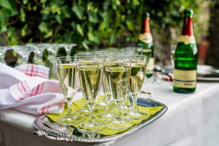 Foto de El vino espumoso en las copas en el restaurante o en la cena de boda de fiesta. - Imagen libre de derechos