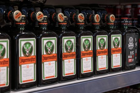 Téléchargez les photos : Andernach Allemagne 04.01.2020 Closeup rangées de bouteilles isolées Jaegermeister esprit dans l'étagère du supermarché allemand. - en image libre de droit