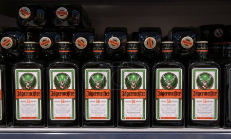 Téléchargez les photos : Andernach Allemagne 04.01.2020 Closeup rangées de bouteilles isolées Jaegermeister esprit dans l'étagère du supermarché allemand. - en image libre de droit