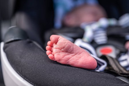 Téléchargez les photos : Doux petits pieds de nouveau-né dormir foyer sélectif. - en image libre de droit
