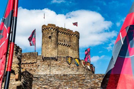 Téléchargez les photos : Brodenbach Allemagne 05.08.2018 Entrée avec drapeaux du château d'Ehrenburg Rhénanie Palatinat. - en image libre de droit