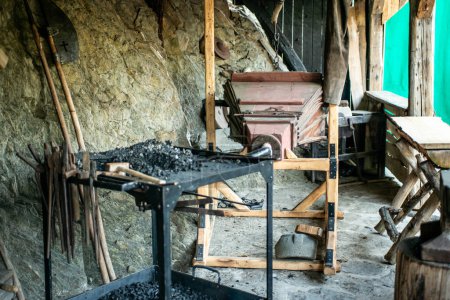 Téléchargez les photos : Vue de la forge traditionnelle forge de fer médiéval, avec four et un ancien souffleur. - en image libre de droit