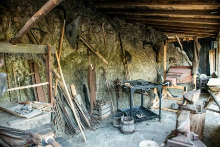 Téléchargez les photos : Vue de la forge traditionnelle forge de fer médiéval, avec four et un ancien souffleur. - en image libre de droit