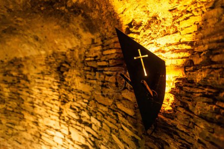 Foto de Antigua luz en la noche colgando en un soporte de antorcha de fondo de pared fortaleza medieval o montar. - Imagen libre de derechos