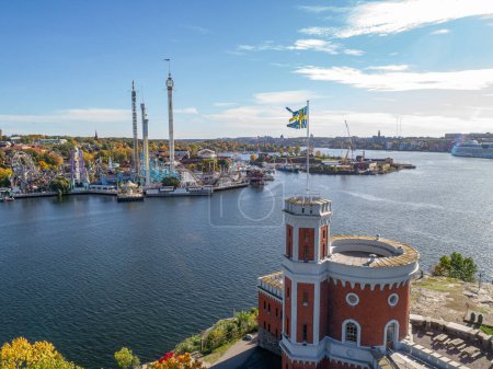Téléchargez les photos : Vue du parc d'attractions Grona Lund avec des carrousels et des tours sur l'île de Djurgarden Stockholm Suède. - en image libre de droit