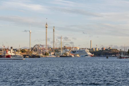 Téléchargez les photos : Vue du parc d'attractions Grona Lund avec des carrousels et des tours sur l'île de Djurgarden Stockholm Suède. - en image libre de droit