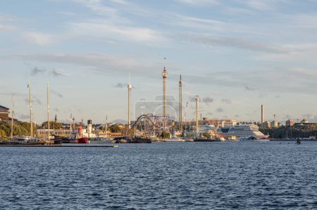 Foto de Vista del parque de atracciones Grona Lund con carruseles y paseos por la isla de Djurgarden Estocolmo Suecia. - Imagen libre de derechos