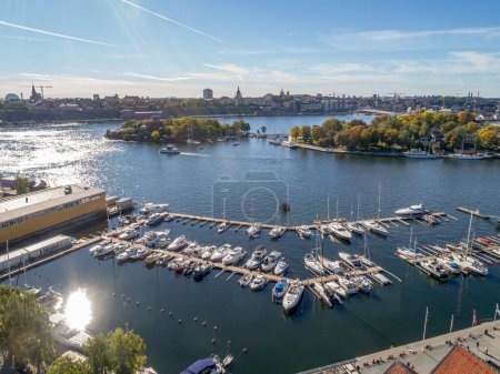 Foto de Hermosos barcos. Vista aérea de barcos de colores en Estocolmo, Suecia. Paisaje marino de verano con barcos, día soleado. Vista superior, yates de avión no tripulado volador - Imagen libre de derechos