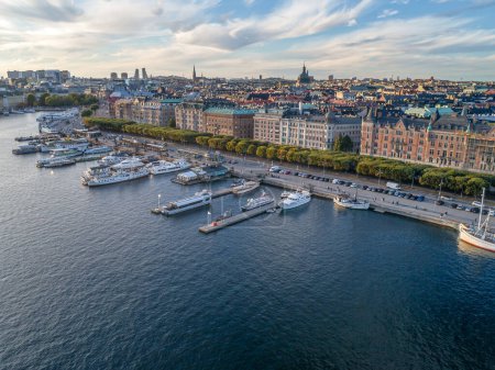 Foto de Suecia Estocolmo Vista aérea del bulevar Strandvagen y el distrito de Ostermalm en un soleado atardecer. - Imagen libre de derechos
