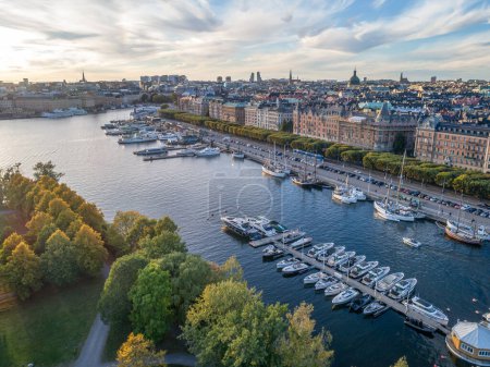 Foto de Suecia Estocolmo Vista aérea del bulevar Strandvagen y el distrito de Ostermalm en un soleado atardecer. - Imagen libre de derechos