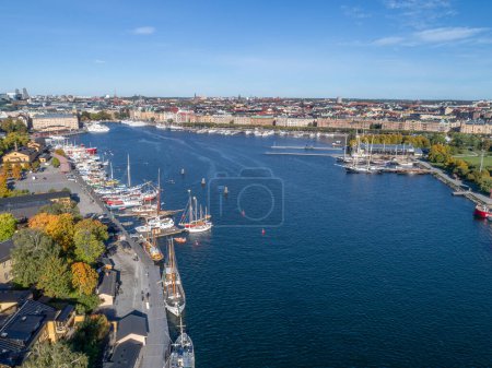 Téléchargez les photos : Beaux bateaux. Vue aérienne de bateaux colorés à Stockholm, Suède. Paysage marin d'été avec des navires, journée ensoleillée. Vue de dessus, yachts de drone volant - en image libre de droit