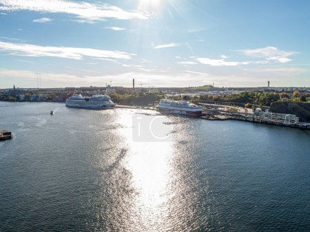 Foto de ESTOCOLMO, SUECIA 27.09.2021: Crucero de pasajeros por TUI Cruceros atracados en el muelle con Vikingos Crucero. - Imagen libre de derechos