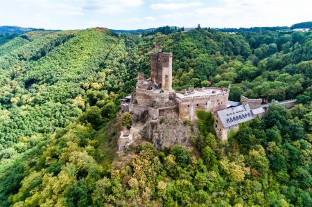 Foto de Vista aérea roca con castillo medieval Ehrenburg en él cerca del río moselle en Brodenbach con colinas del bosque. - Imagen libre de derechos